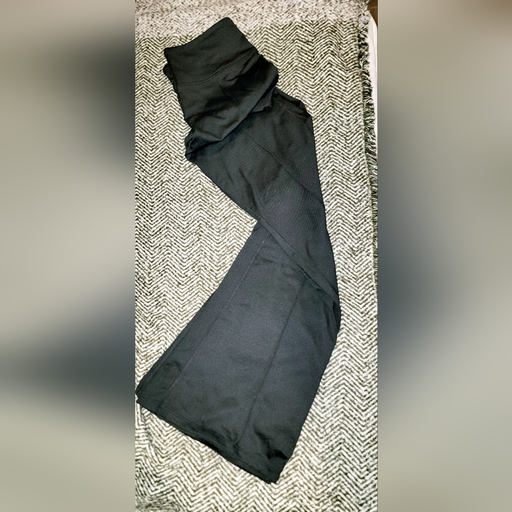 PINK Victoria's Secret 4-Way Stretch Flare Performance Legging